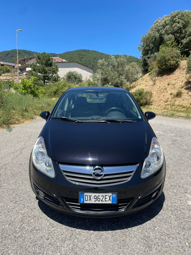 auto dai bassi consumi, affidabile e sicura
I 75 cavalli del motore si fanno sentire a pieno e garantiscono un ottima guida su strade urbane, extraurbane e autostradali
